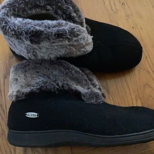 Acorn black super fuzzy slippers